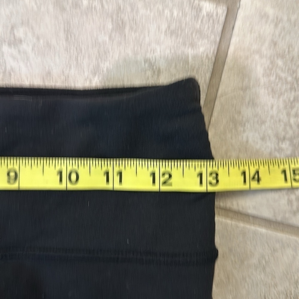 Lululemon 3/4 short size 6 - Picture 11 of 11